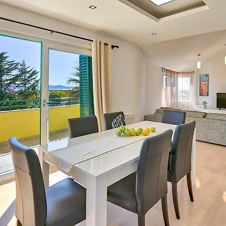 Apartment Oscar With Shared Pool Zadar