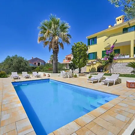Apartment Oscar With Shared Pool Zadar